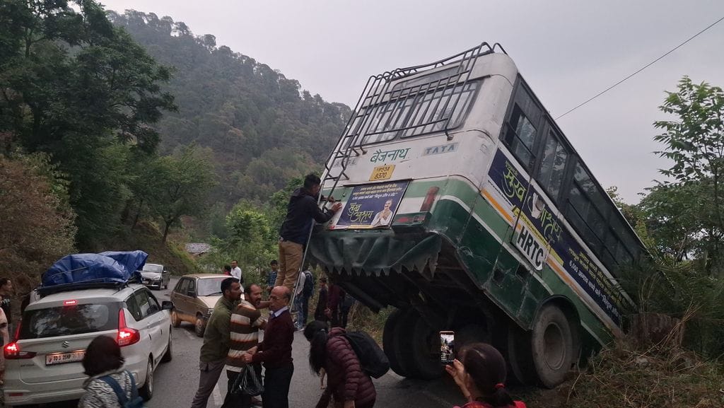 HRTC bus accident: 25 passengers escape narrowly due to the presence of mind of the driver