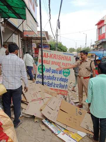 Traffic police removed encroachmentTraffic police removed encroachment