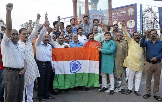 The tricolor was waved, sweets were distributed by raising slogans and fireworks were done