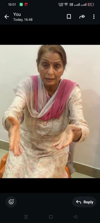 A woman in a car cut off the gold bracelet from the hand of a retired superintendent of Haryana Civil Secretariat and took it away