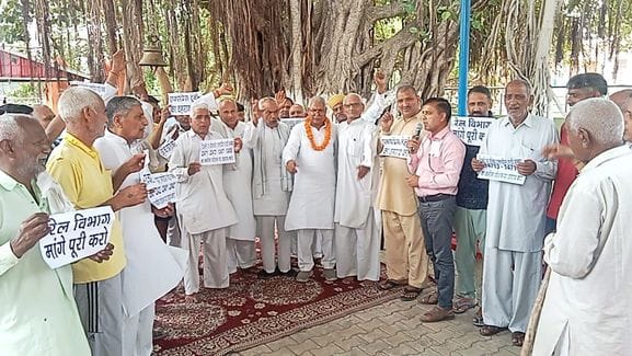 Villagers demonstrated for stopping of express trains