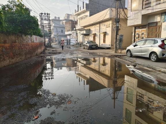 The slab of the water booster tank is broken, residents of Dobhi Talab area are forced to drink dirty water due to lack of cleaning for a long time