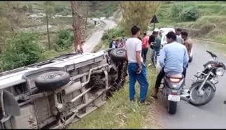 Uncontrolled vehicle fell from the road into the field due to brake failure, nine people injured