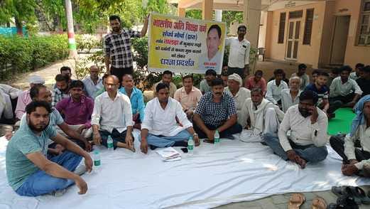 Prajapati Samaj's sit-in outside SDM office