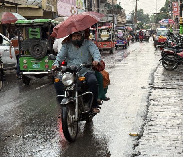 Clouds remained throughout the day, drizzle occurred at many places