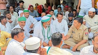 BKU apolitical workers staged a sit-in protest at the police post