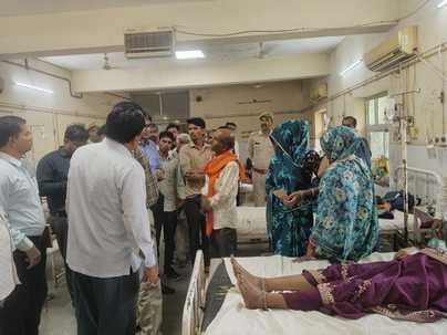 हादसे के बाद घायल मरीजों को अस्पताल में भर्ती किया गया