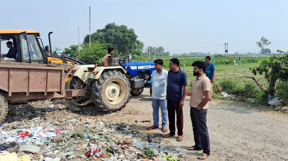 The heaps of garbage on the roadside were removed