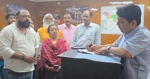 People met the District Magistrate in protest against the liquor shop