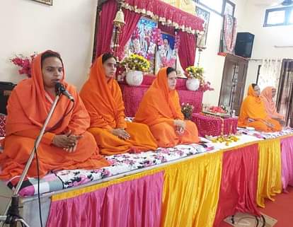 सत्संग में संगत का मार्गदर्शन करतीं बाईगण।