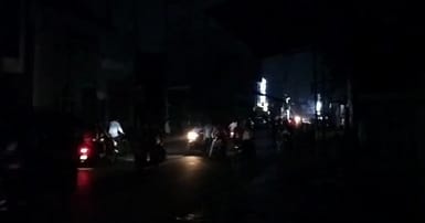 Alert as soon as the siren sounded, city dwellers switched off the lights