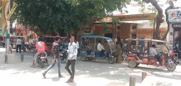 E-rickshaws and cart owners occupy the CHC gate, patients are troubled