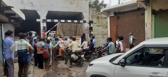 Truck stuck under the bridge, traffic jam