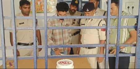 थाने में अरोपी से केक कटवाती पुलिस