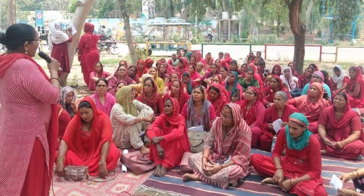 Asha workers protested at the Deputy Commissioner's office to demand payment of outstanding salary