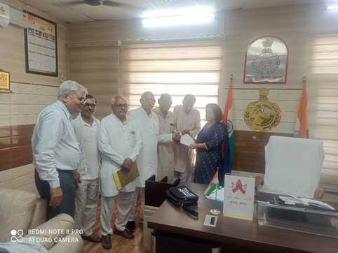 A delegation of retired employees met the Treasury Officer and Civil Surgeon