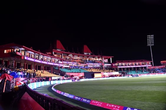 People showed alertness in the tense atmosphere, switched off the lights themselves