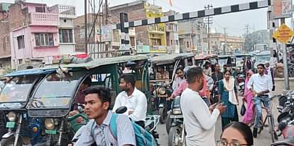 बलरामपुर के झारखंडी रेलवे क्रासिंग पर लगे जाम में फंसे लोग।-संवाद