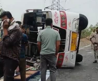 बस पलटने से मची अफरा तफरी