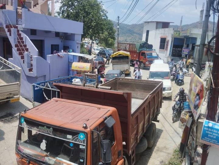 People are troubled due to frequent traffic jams on Khetikhaan road