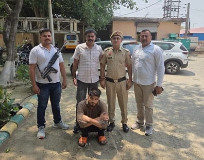 Youth accused of car robbery roaming with weapon arrested