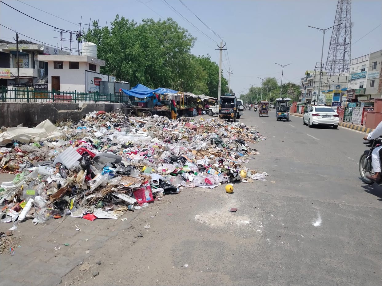 User charge is complete, work is incomplete, garbage is being collected from main points after noon