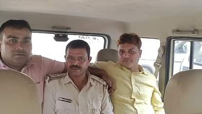 गिरफ्तार दरोगा के साथ निगरानी विभाग फोटो अमर उजाला डिजिटल