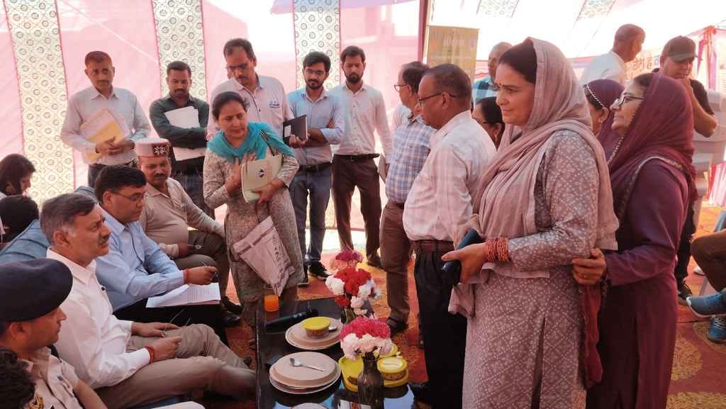 The government reached the public: Minister Dharmani heard the problems in Ghadalvi