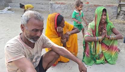 हादसे के बाद मायूस बैठे परिजन। संवाद 