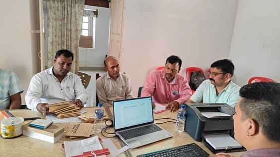 जांच करते अधिकारी