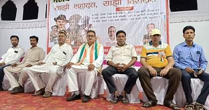 ककराला में शहीद मेले में मौजूद कांग्रेस जिलाध्यक्ष व अन्य। स्रोत- संगठन