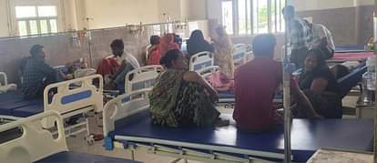 मेडिकल कॉलेज के मेडिसिन वार्ड में भर्ती मरीज।