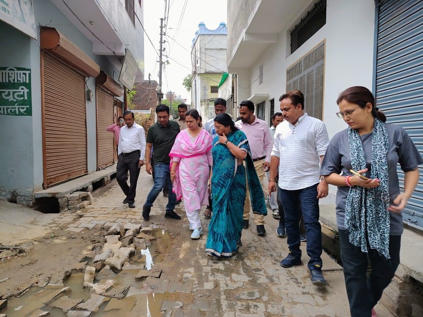 Roads were found broken in Mohalla Amanzai Jalalnagar, water was flowing