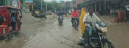 निगोही में बारिश से हुए जलभराव से निकलते लोग। संवाद 