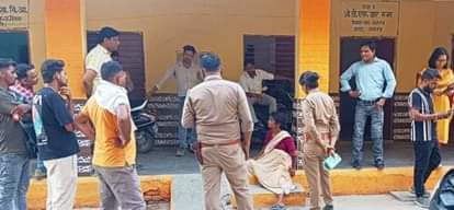 सदर विकास खंड कार्यालय पर गर्भवती महिला की सूचना पर पहुंची पुलिस ।