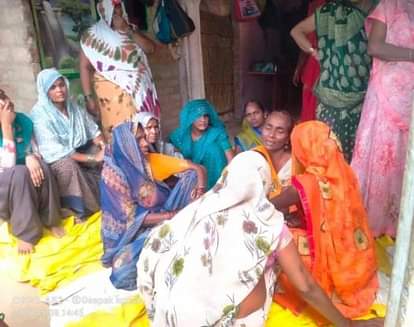 संविदा बिजली कर्मी की मौत से रोते बिलखते परिजन। 