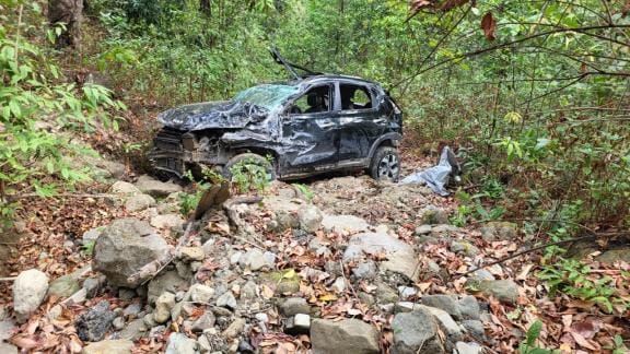 Car falls into ditch, Bareilly youth dies, three friends injured