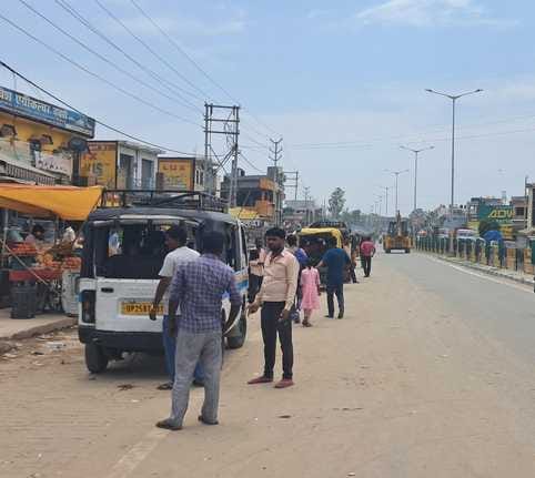 Temporary stands are spoiling the look of the city and are also causing traffic jams