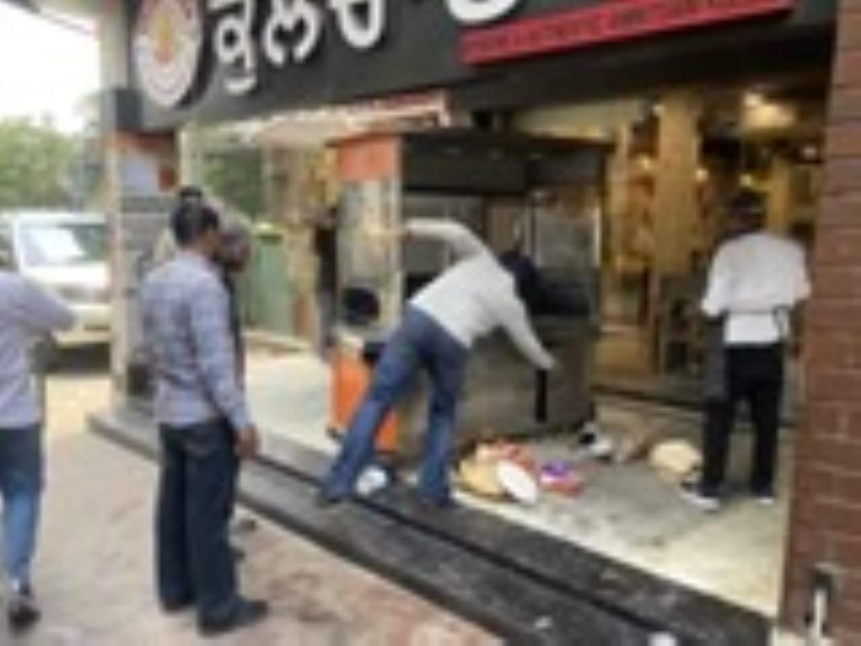 Municipal Corporation removed illegal encroachment, shopkeepers occupied it again after some time
