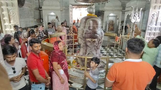 पशुपतिनाथ से प्रार्थना करते श्रद्धालु।