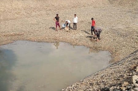 बारिश के पानी का संचयन करने की कोशिश।