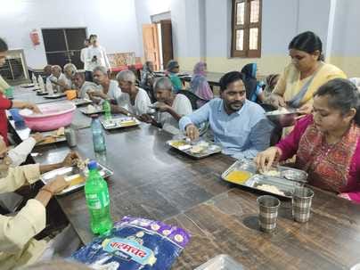 A woman found ill in old age home, ADM sent her to hospital