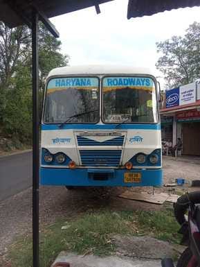 The wheels of the bus stopped due to a punctured tyre, passengers were troubled