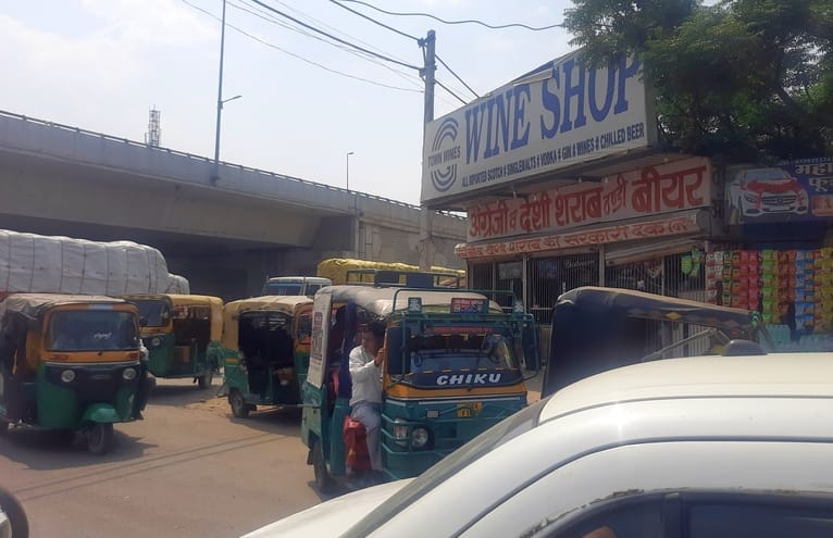 Liquor shops will remain open on the National Highway as before