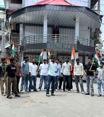 Slogans of Pakistan Murdabad were raised at Gandhi Chowk