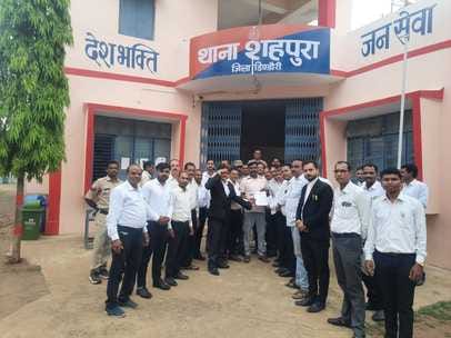 ज्ञापन सौंपते वकील
