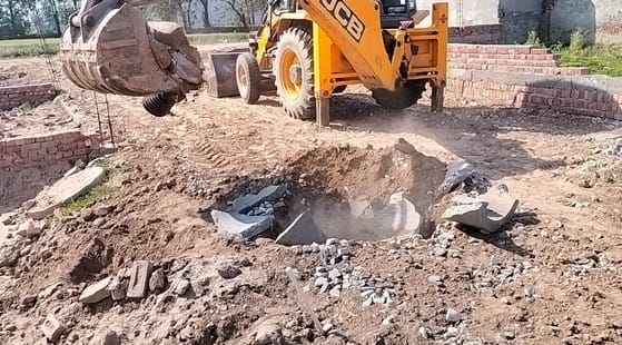 The DTP team destroyed the constructions in the illegal colony growing in Khedi Markanda
