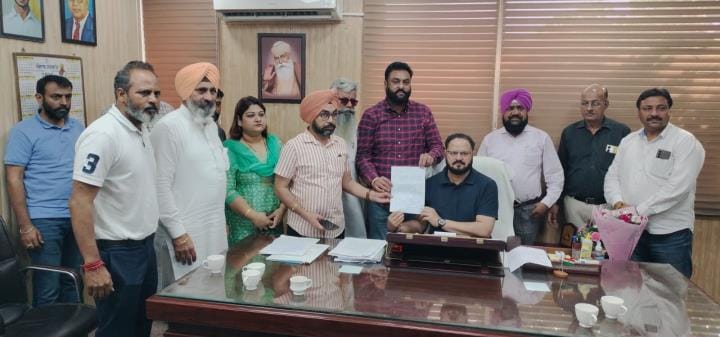 14 councillors alleged that development work has come to a standstill, submitted a memorandum to the Executive Officer of Zirakpur