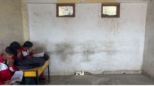 Kupvi school building in dilapidated condition, forced to study under the shadow of danger