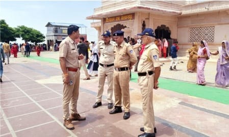 रेहटी थाना प्रभारी राजेश कहारे पुलिस टीम के साथ सलकनपुर पहुंचे